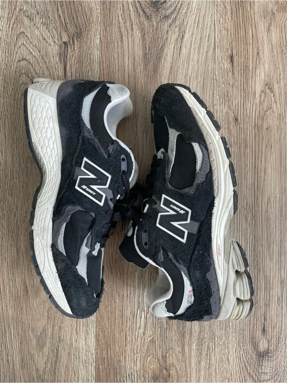 Women Size 8.5 New Balance 2002R Protection Pack Black Grey Shoes